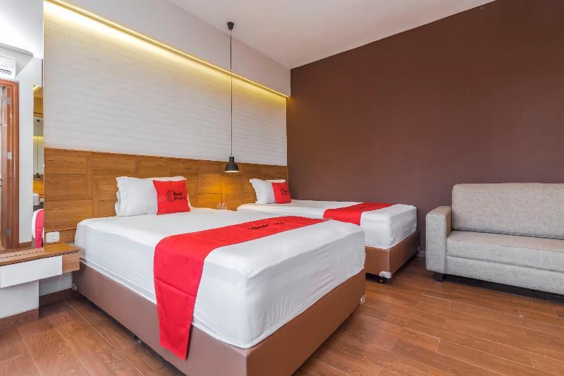 Reddoorz Plus @ Cbd Bintaro South Tangerang Exterior photo